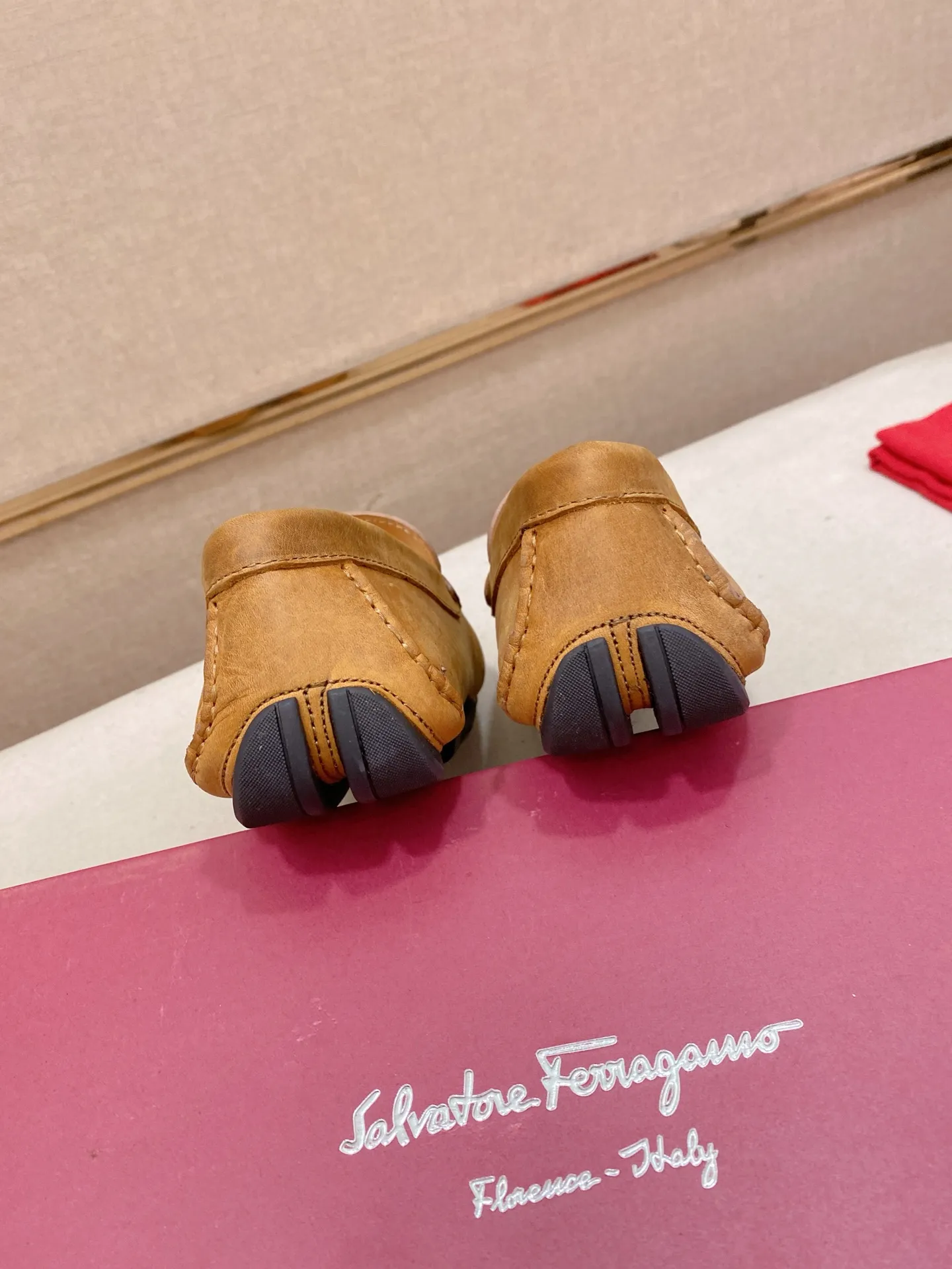 Factory price: 540💰High-end quality! Ferragamo🆕🆕Exclusive hot-selling products in stock🔥🔥New products on the shelves, high-quality Ferragamo men's pea shoes, high-end casual driving shoes, with complete packaging! 💪 💪 Material: imported first-layer cowhide 🐂 + imported high-quality water-dyed cowhide lining + wear-resistant outsole 👍🏻👍🏻 Features: high-end and comfortable, purely handmade 🚀 🚀 Create the perfect shoe that suits you best 🔥 🔥 Size: (38-44) 45 standard size can be customized!